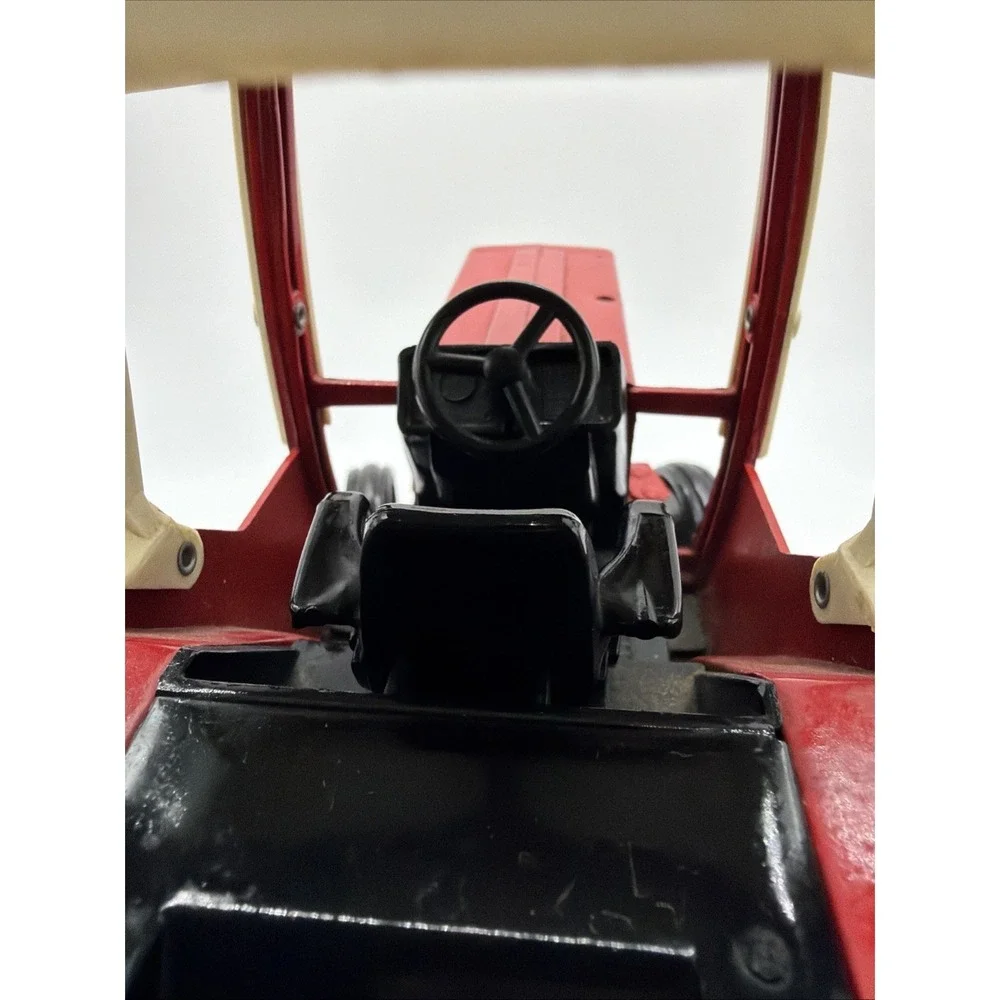 Vintage 1/16 Ertl International harvester 1586‎ diecast w/frontend tractor.